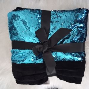 🆕🆕🆕 Reversible Sequin Throw / Torquoise / Silver / Black